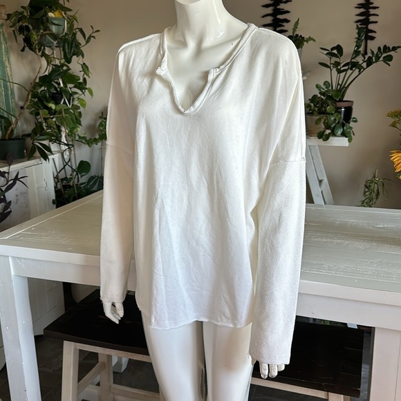 LA MIEL Sweaters - La Miel white long sleeve to texture sweater Lg seam down back Uneckline NWT